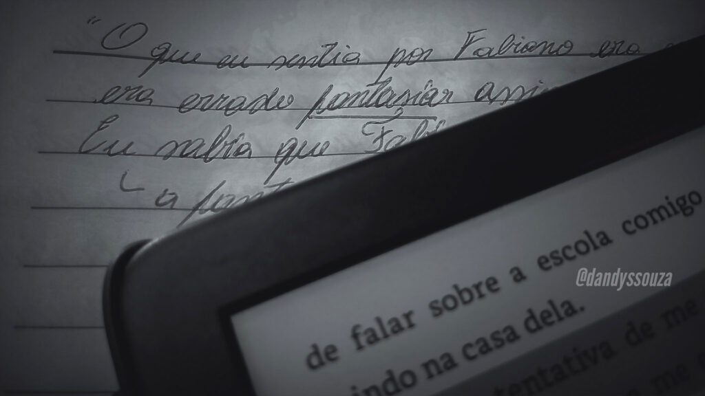 Foto autoral do blog de uma citação no caderno e um trecho do livro no kindle | Dandy Souza